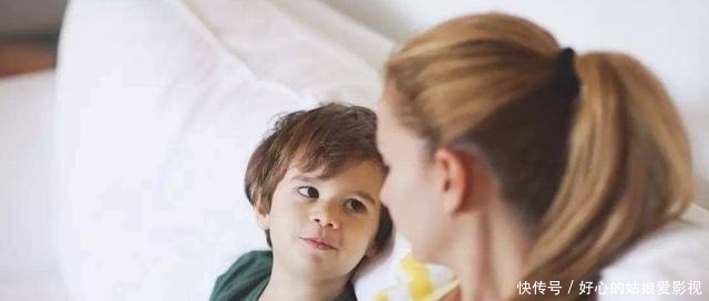 宝妈和儿子打架走红别以为你是我儿子我就让着你，儿子满脸委屈