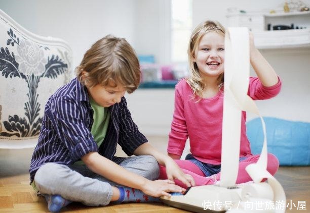 买菜|妈妈去买菜,5岁哥哥主动要照顾妹妹,回家后却发现哥哥嚎啕大哭