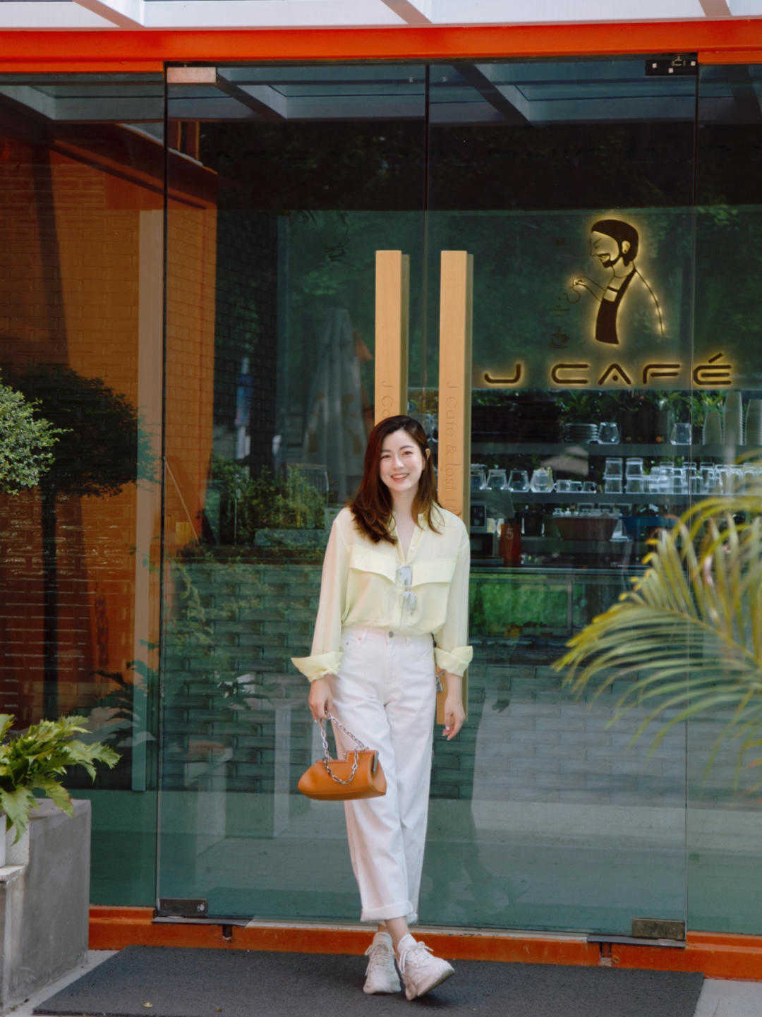 搭配|秋天的穿搭指南,衬衫搭配白色牛仔裤温柔清爽又好看,舒适大方