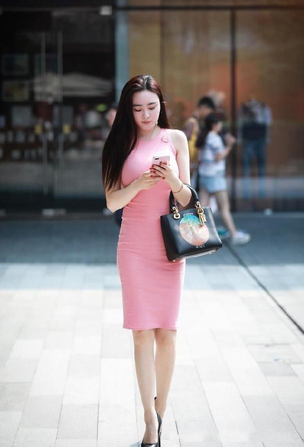 街拍身穿紧身裙美女,窈窕的身形,看起来魅力十足