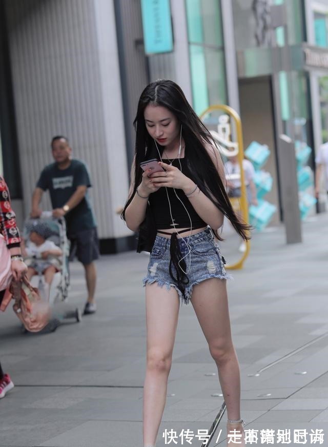 穿搭 年轻小姐姐们选热裤,常常偏爱有个性的款式!