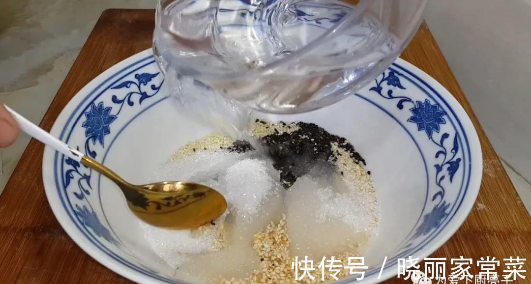 松软|芝麻饼干新做法,锅里一烙,松软香甜不加油,没烤箱也能一次成功