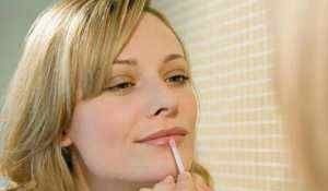 嘴唇 涂口红,还在傻傻抿嘴唇这4步缺一不可,不然别怪口红粘杯掉色