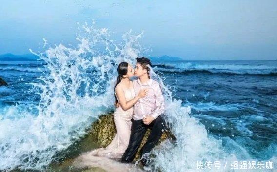 拍婚纱照|新人拍婚纱照忘我拥吻，忽然一阵浪袭来，网友：没眼看
