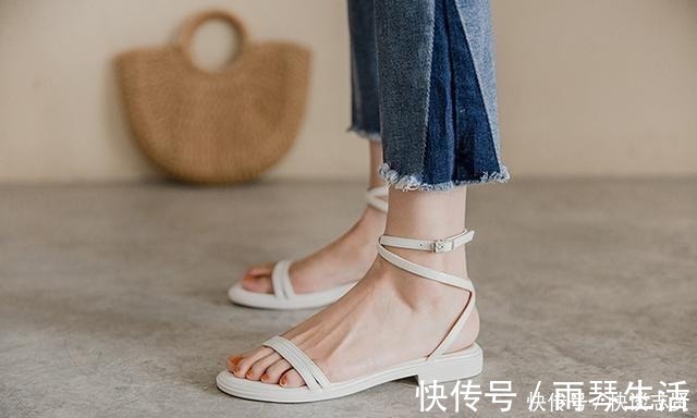 一字带凉鞋 偷偷告诉你，那些真正有品位的人都在穿什么鞋