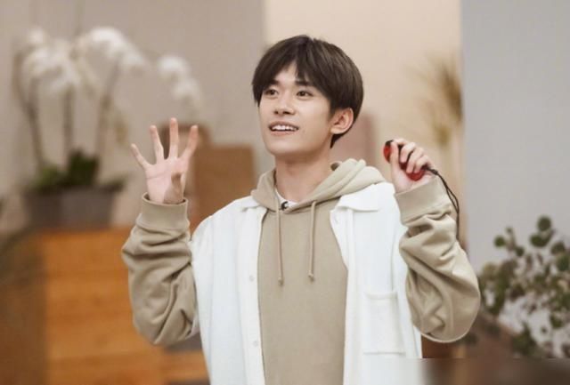 易烊千玺送谢娜爱情诗,虽土却充满了爱,三位真火不舍告别