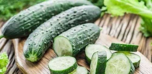 黄瓜|40岁女性可以多吃三种食物，补充营养、滋润肌肤，好处多多！
