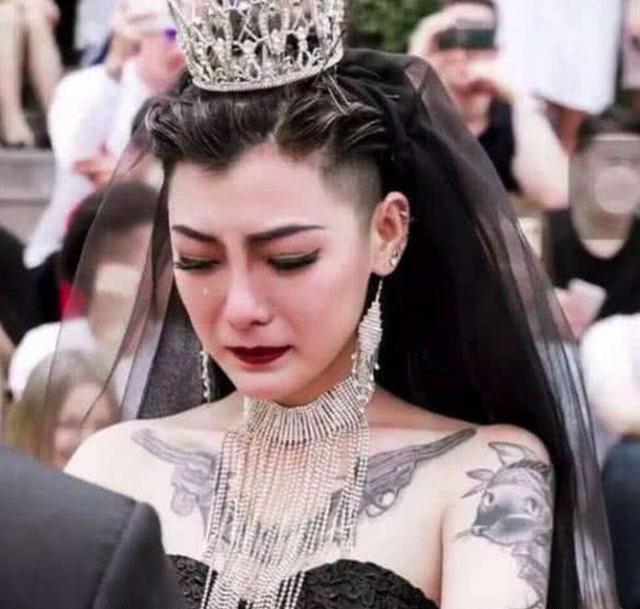 巨人新娘,以为是背影杀手,看到脸的那一刻,被震撼到了