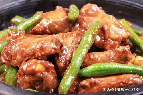 暑湿伤|秋天的豆角好吃不贵,如此做香又下饭又暖胃,多给孩子吃