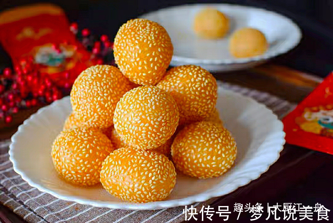 想吃麻团别去买,面点师教你在家做,个个酥脆圆鼓鼓,看得流口水