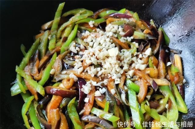 茄子|茄子和这个食材是绝配，做法少油更健康，好吃入味更下饭