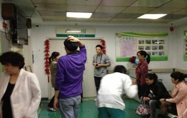 产房|产妇产房内生娃,女儿一个人等在产房外,女孩儿一句话让护士哽咽