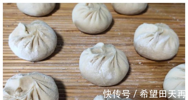 炒鸡蛋|周末宝妈给孩子做一顿丰盛早餐,有水煎包,核桃露,炒米和炒鸡蛋!