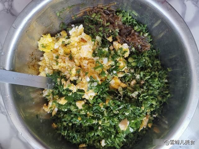 发酵|夏天这菜蒸包子清香好吃健脾胃,韭菜芹菜靠边站,暄软馅大吃不够
