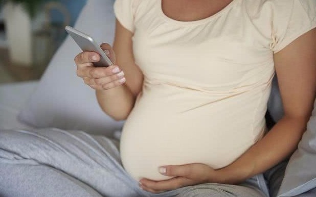 辐射|怀孕时经常玩手机,产生的影响比辐射大,对孕妈和胎宝都不利
