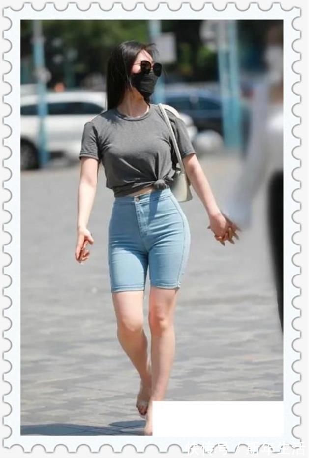 牛仔服 美女一副好身材，五分弹力紧身牛仔裤，背影尤其美