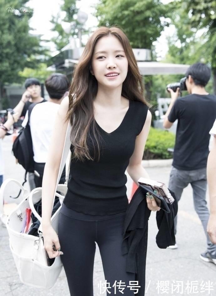 街拍打底裤小姐姐显女性高贵优雅的魅力,舒适不失个性