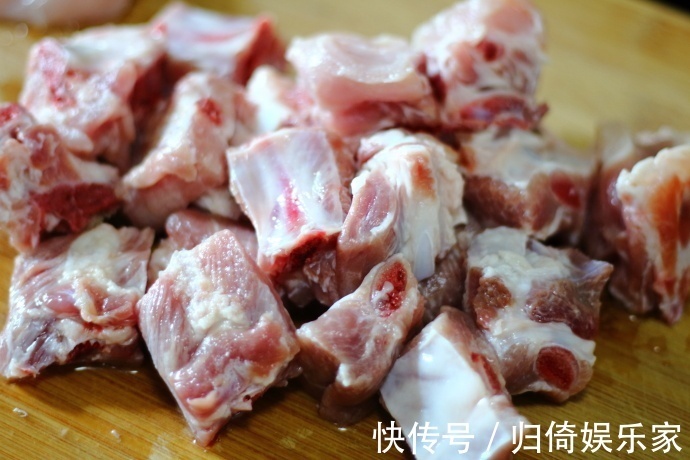 寒冷天炖一锅排骨萝卜汤，做法简单，味道鲜美，家人喝了开胃顺气