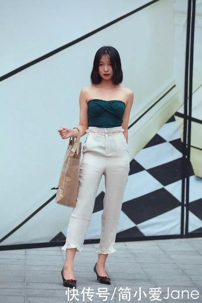 小姐姐 小姐姐搭配上一双小防水台的高跟鞋,让她身上充满着韵味