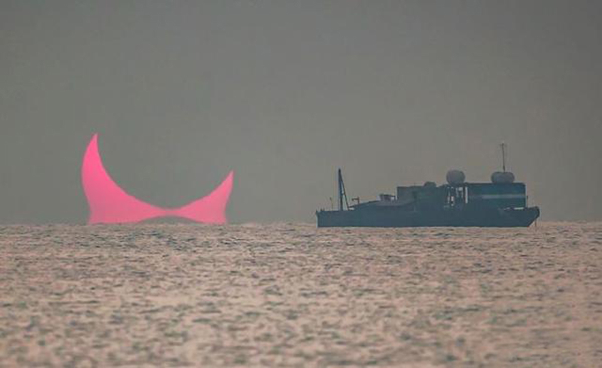 奇闻 奇闻日月同辉,千年难得一见的奇景,海平面升起“魔王之角”