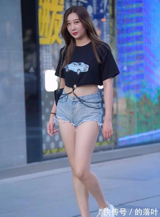 黑色链 美女黑色链条露腰短袖搭超短裤,整体来说还是非常好看