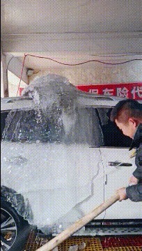 |搞笑GIF:美女有你这样吃饺子的吗,你家醋难道不要钱吗