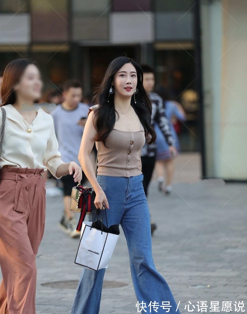 小衫 甜美又优雅的穿搭,飞飞袖小衫配牛仔阔腿裤,轻松穿出靓丽的造型