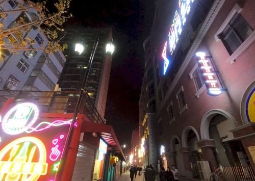 洛阳市区内的步行街,夜景不输一线城市,距离牡丹广场仅200米