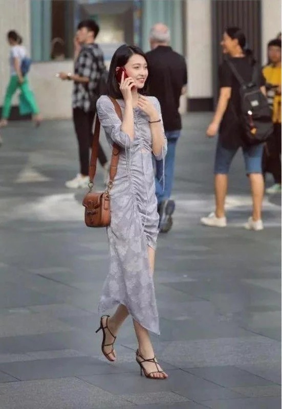 街拍:小姐姐黑色吊带配蓝色格子长裤,时尚清新,尽显文艺气质