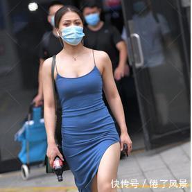 深蓝|深蓝吊带连衣裙,裙摆处的开叉设计,别具一格