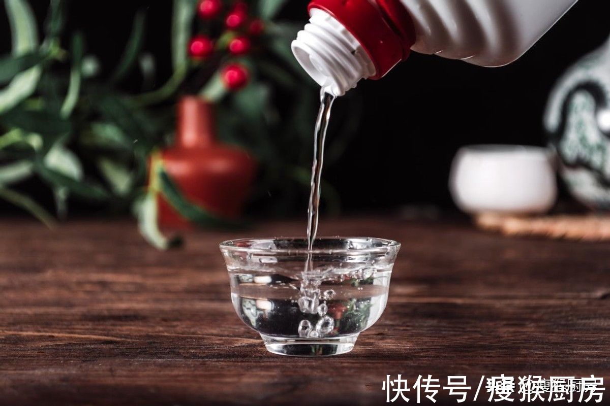 香精|加了“香精”的白酒怎么辨别？行家：教你2招，一眼就能看出来