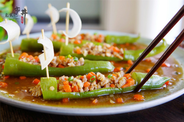 年夜饭上加盘“一帆风顺”,几个青椒蒸一蒸,鲜香解馋,寓意好