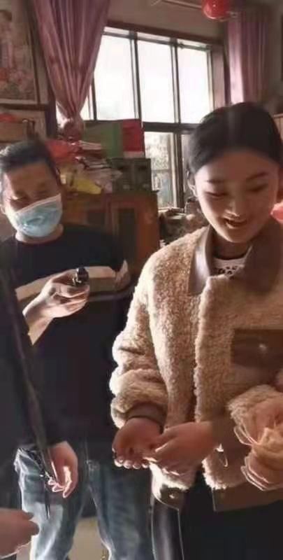 小白|别拿小白鞋搭大衣了，今年流行的3双鞋，舒服时髦，和大衣更相配