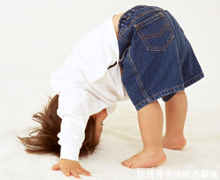 宝妈|宝宝“体操式睡姿”火了,宝妈掀开被子,网友:没一个做得了