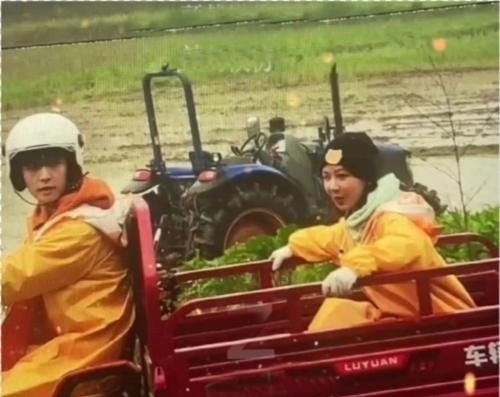 偶像練習生|張藝興楊紫錄制《向往的生活》,兩個手分別抓住左右護欄