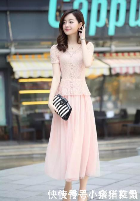  长裙|街拍美女搭配一袭粉色长裙，显色十分典雅，衬托出大长腿很迷人