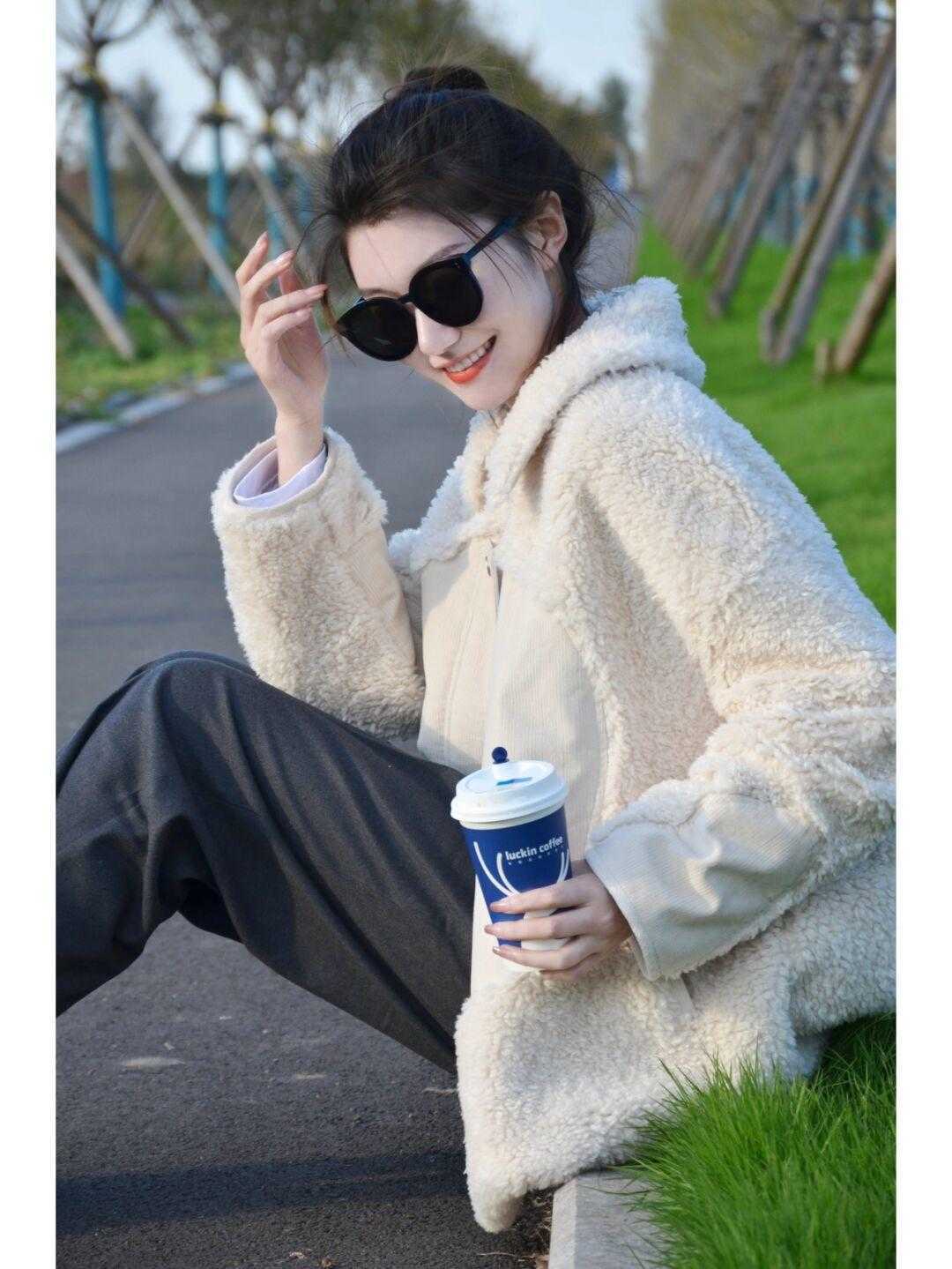 减龄 冬天造型不全是沉闷的!学会“上浅下深”的穿法,明艳又减龄