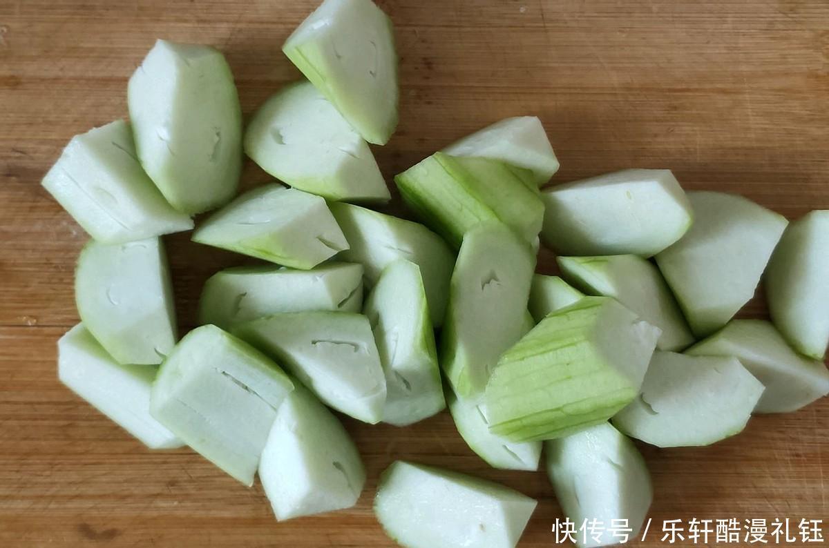 搭配|丝瓜和番茄的完美搭配，简单一炒，开胃下饭，家人都爱吃