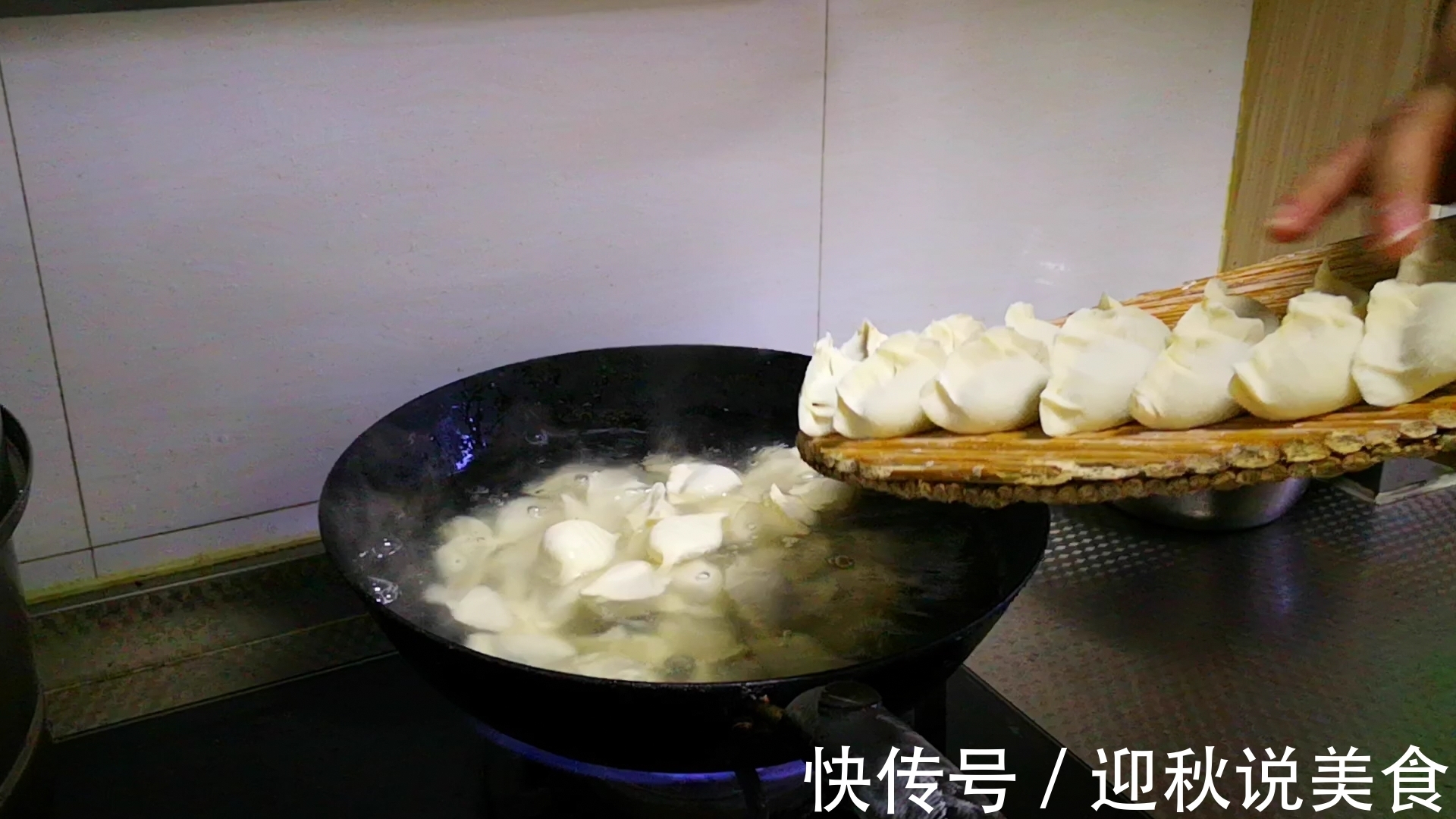 煮冻饺子时，万万不要开水下锅，教你正确做法，饺子不破皮不露馅