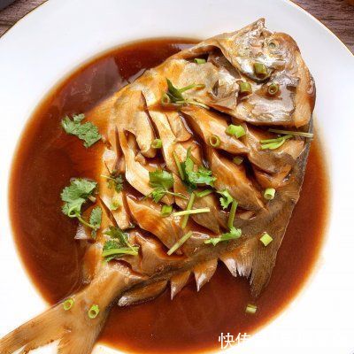 吃货们决不能错过的红烧鲳鱼