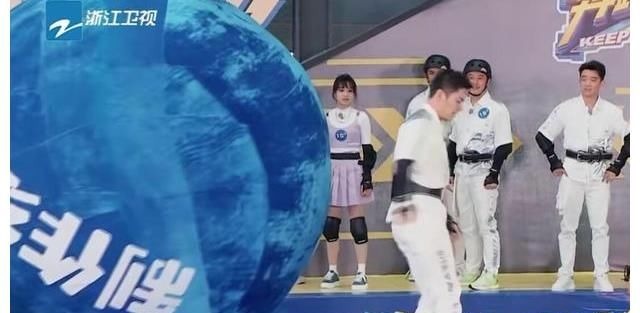 黄旭熙轻轻一推暴露了游戏BUG,这样的挑战真的有难度吗?