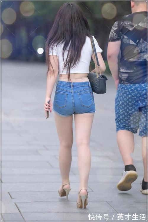 学院风 小姐姐穿白色学院风T恤,搭配短款牛仔裤,清新自然青春靓丽