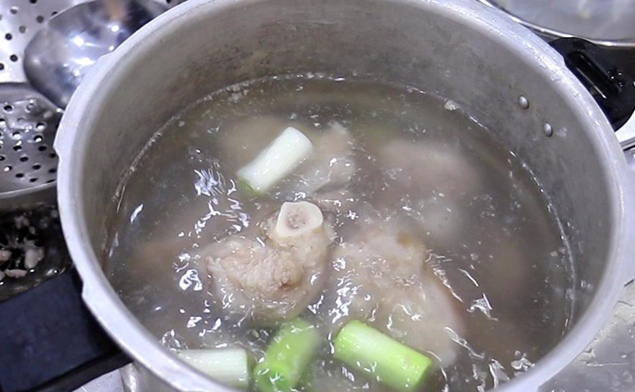 炖大骨头汤切记不要直接炖，厨师长教你一招，汤浓无腥味，味道鲜