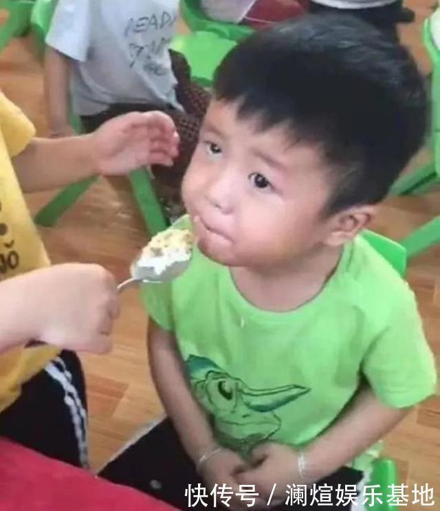 幼儿园|舅舅和外甥被分到幼儿园同班，吃饭时享受特殊待遇，老师被逗乐
