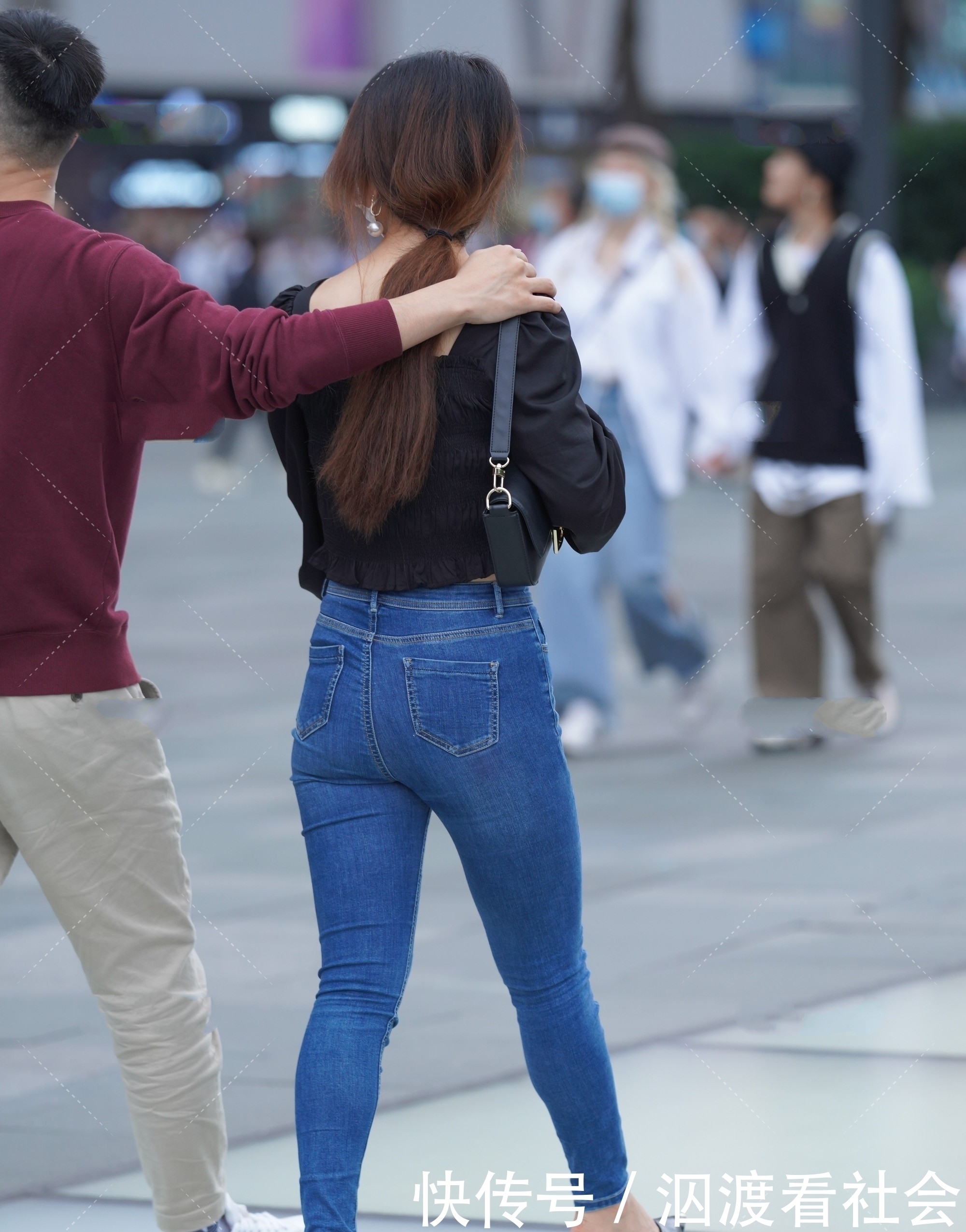 方领长袖搭配牛仔裤，穿起来舒适又随意，休闲百搭