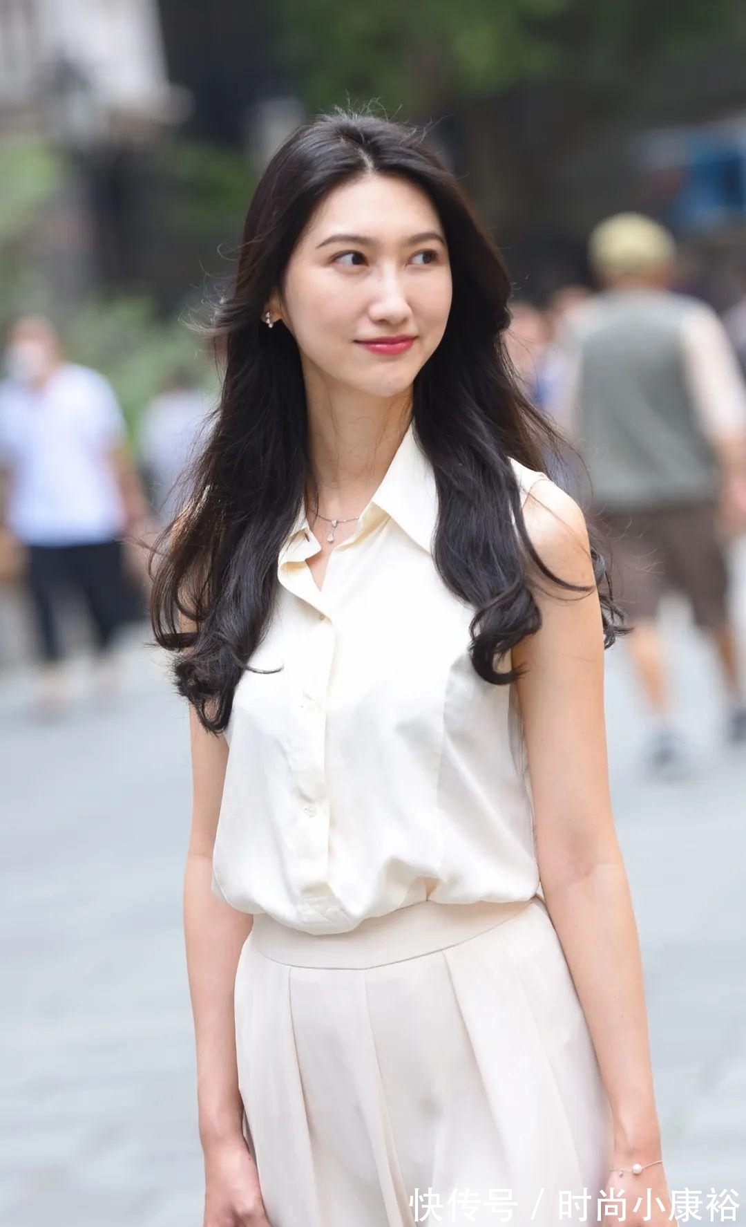 贵妇 气质优雅的贵妇,裙裤尽显她的曲线美