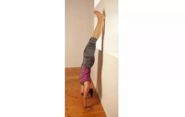 手臂|倒立是最高级的保养 , 5分钟教你学会手倒立,让你年轻20岁