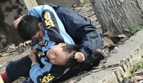 区别|打架还手的孩子和默默忍受的孩子,长大后的区别,可不是一星半点