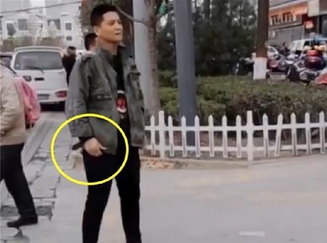 放学|爸爸穿工服接女儿放学,怕给孩子丢脸不敢上前,女儿的举动太暖了