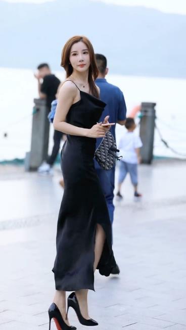 美女街拍小姐姐太辣了,吊带连衣裙秀好身材,实力展现女王气场